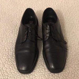 EUC Black Leather Florsheim shoes in Black
